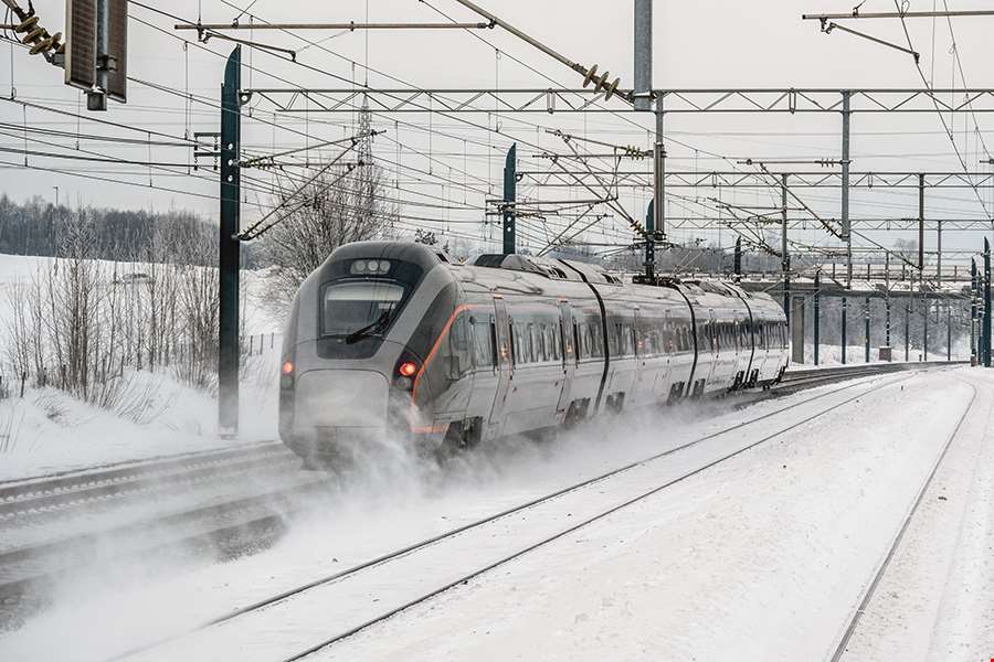 Flytoget kjører i vinterlandskap. Foto: Rune Fossum