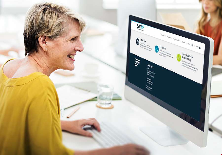 Kvinne brukertester nettsider.