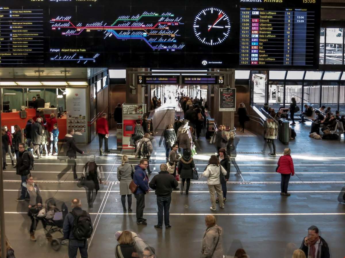 Passasjerer i avgangshallen på Oslo S. Foto: Rune Fossum