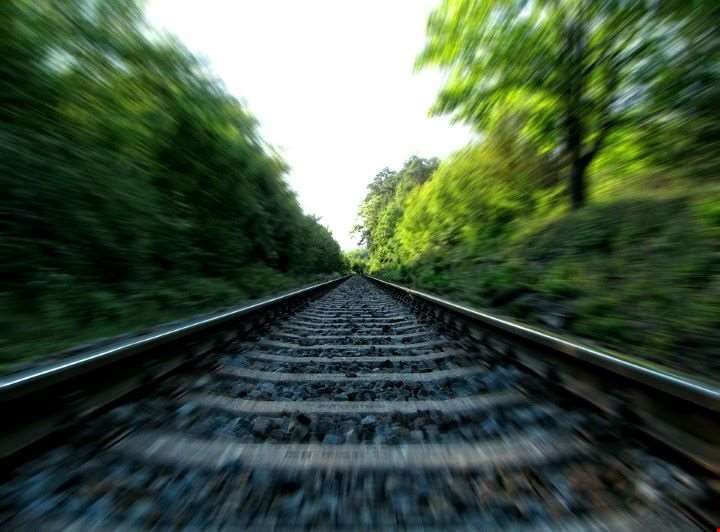 Jernbanespor i høy hastighet.