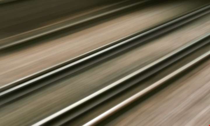 Illustrasjon av høy fart på jernbanespor.
