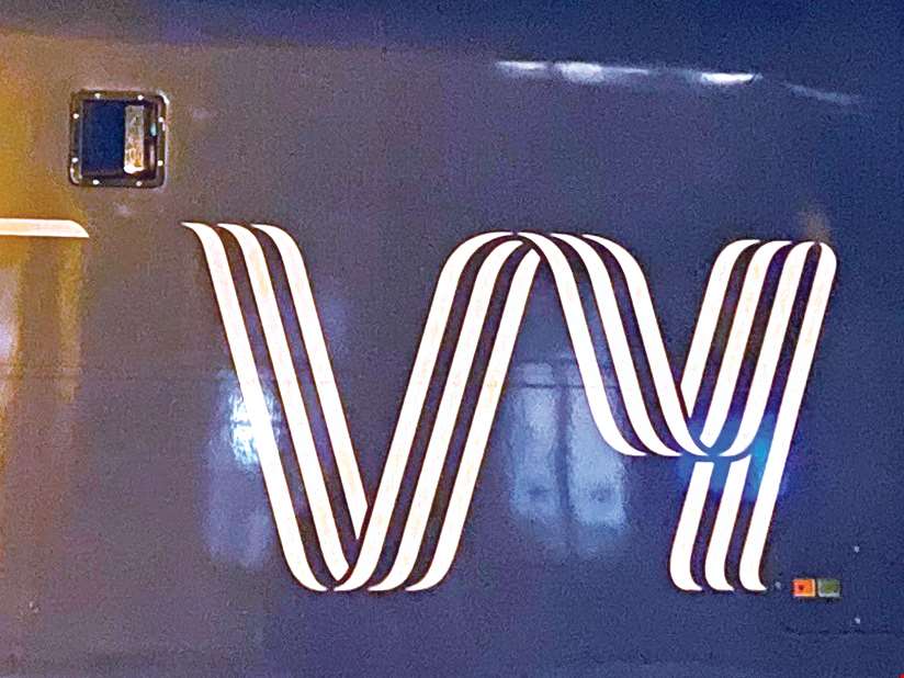 Vy-logo på siden av togsett.