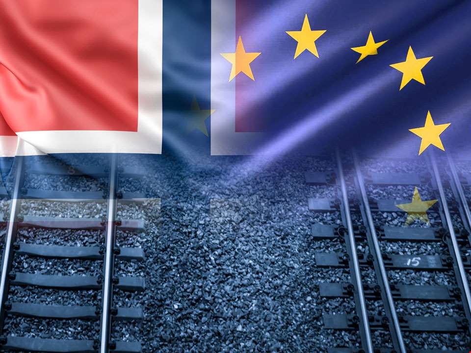 EU-flagg, norsk flagg og jernbanespor.