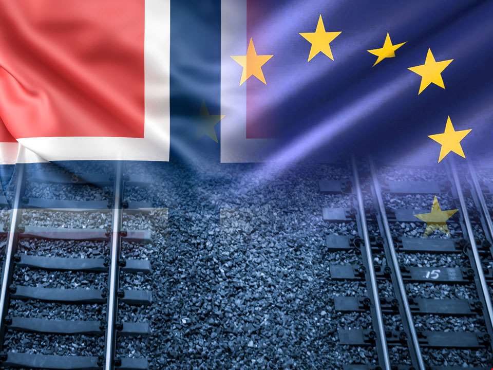 EU-flagg og norsk flagg med jernbanespor.