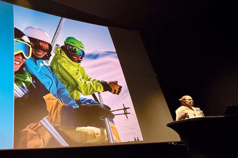 Seniorrådgiver Ingunn Diex Rognes på sikkerhetsseminar i regi av Norske alpinanlegg og fjelldestinasjoner 23. oktober 2025.