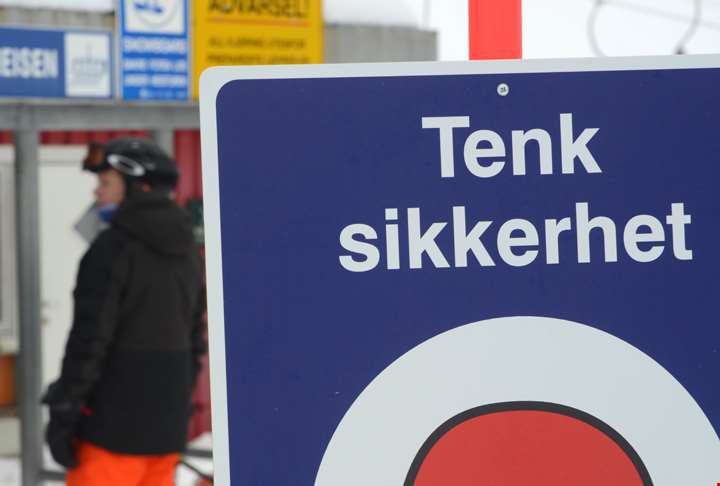 Sikkerhetsskilt i alpinanlegg.