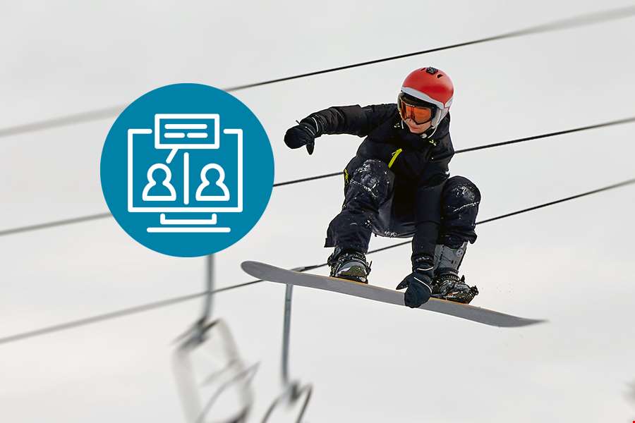 Snowboardkjører med skiheis og symbol for høringsmøte i bakgrunnen.