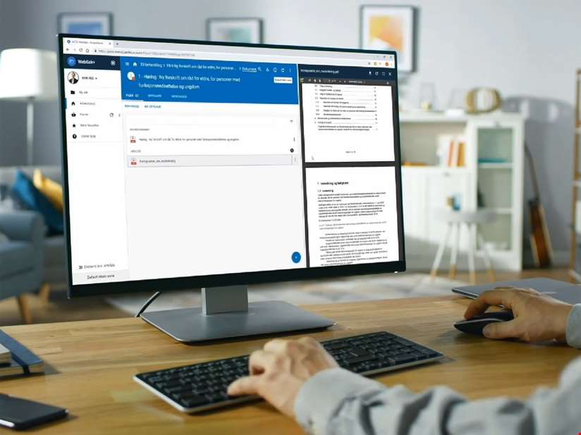 Saksbehandler foran PC med arkivsystemet WebSak+.