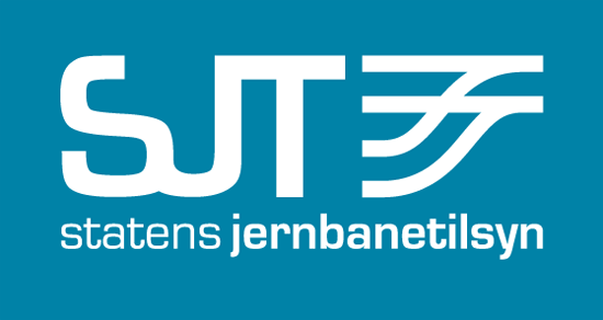 SJT-logo-NOR-hvit-lys-blaa-bakgrunn.png